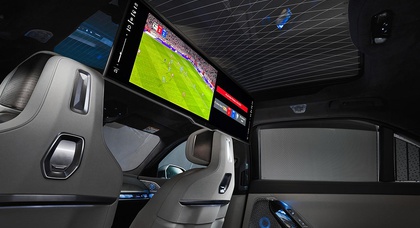 Les passagers de la BMW Série 7 peuvent désormais regarder la Bundesliga sur l'écran arrière de 31,1 pouces lorsqu'ils sont en déplacement.
