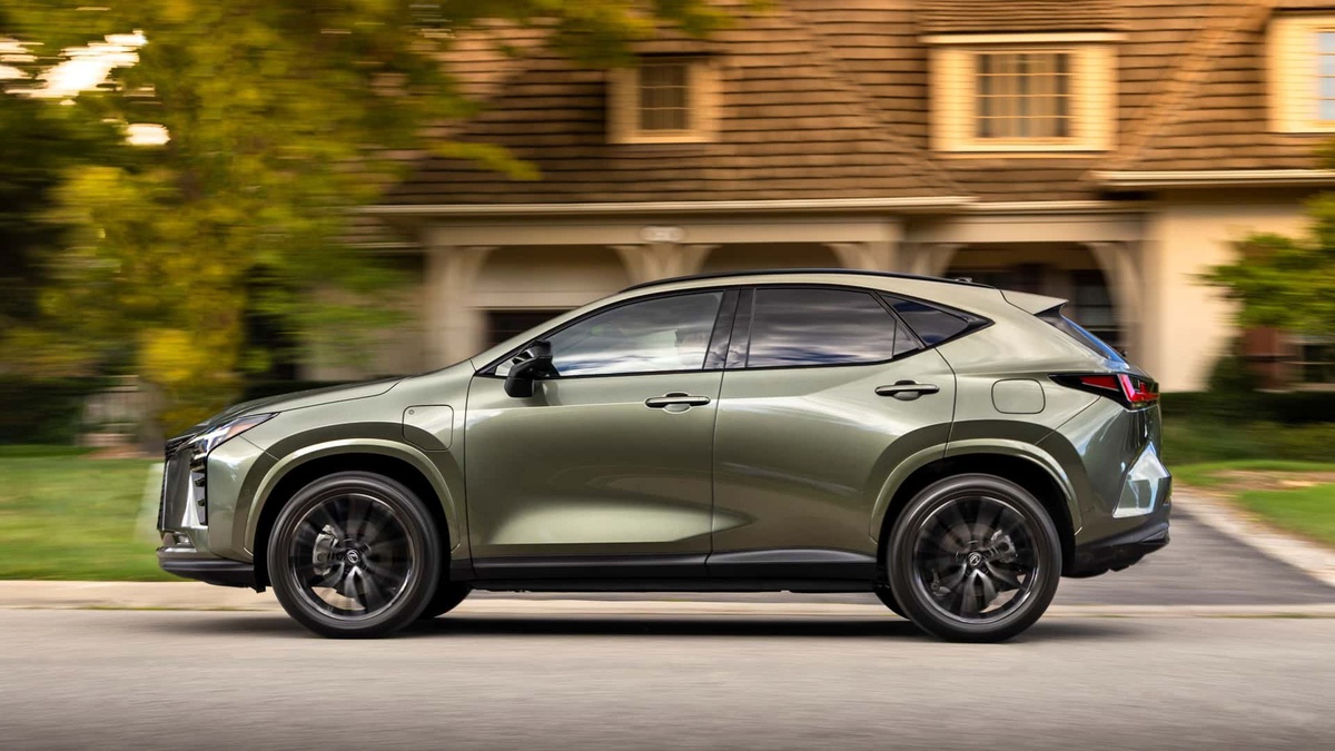 Lexus NX 450h+ in der Fahrt, Seitenansicht