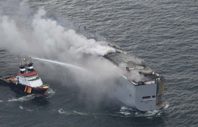 Un cargo transportant 3 000 Mercedes prend feu au large des côtes néerlandaises ; un membre d'équipage est mort