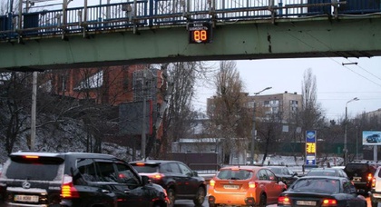 В Киеве электронное табло над дорогой покажет скорость автомобилей