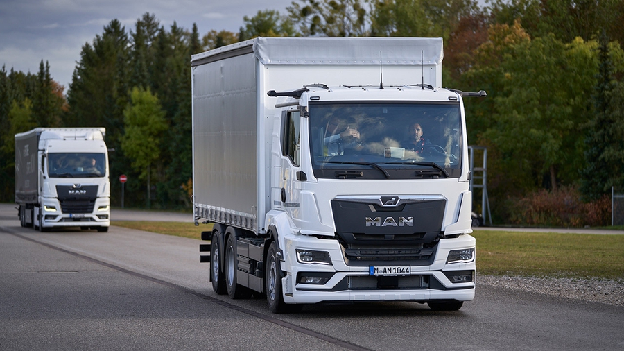 One modular system, two models: the MAN TGS heavy-duty distribution truck is now also available as an all-electric variant with the same technical performance data and high modularity as the MAN eTGX.