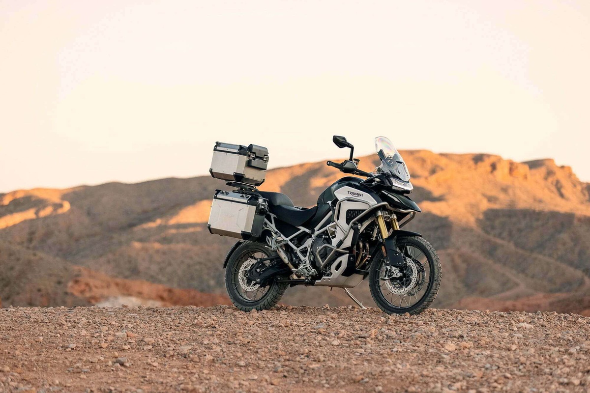 Tiger 1200 Rally Explorer на каменистом плато