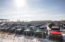 Тысячи внедорожников Ford Bronco вновь заполнили гигантскую парковку у завода