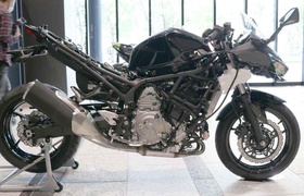 Kawasaki показала Prius в мире мотоциклов