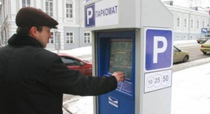 Азаров разрешил не платить за парковку