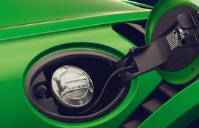 Porsche hat mit der Produktion von synthetischen Kraftstoffen aus Wasser und Kohlendioxid unter Nutzung von Windenergie begonnen