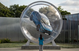 La nouvelle Peugeot 408 a été placée dans une sphère tournante au nom de l'art