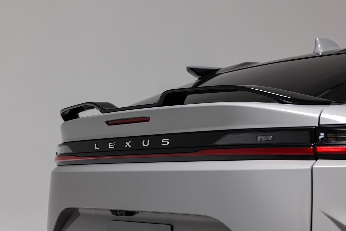 Задний спойлер и шильдик Lexus