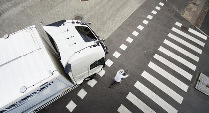 Volvo Trucks führt Sicherheitssysteme der nächsten Generation zum Schutz von Fußgängern und Radfahrern ein