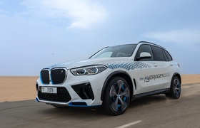 BMW iX5 Hydrogen wird in der Wüste der Vereinigten Arabischen Emirate getestet