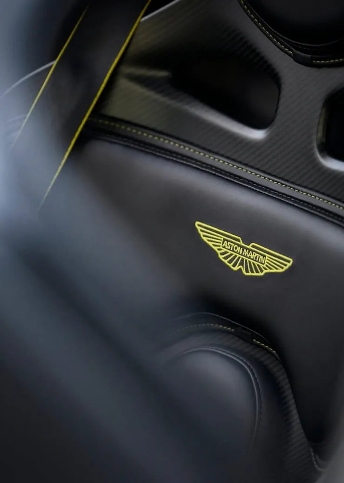 Шов сиденья с логотипом Aston Martin