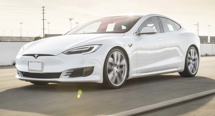 В Калифорнии полиция остановила Tesla со спящим водителем за рулем