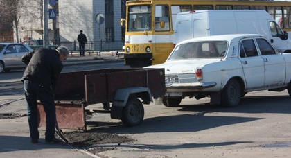 Житель Горловки сам взялся за ремонт дорог (видео) 