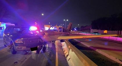Видео: самолет приземлился на трассу, столкнулся с автомобилем и заблокировал движение