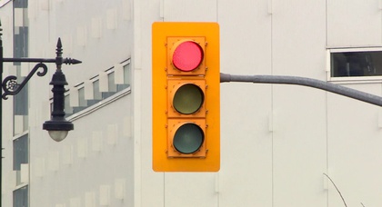 Neue Ampel in Kanada schaltet auf Rot, wenn Autofahrer es in der Schulzone zu eilig haben