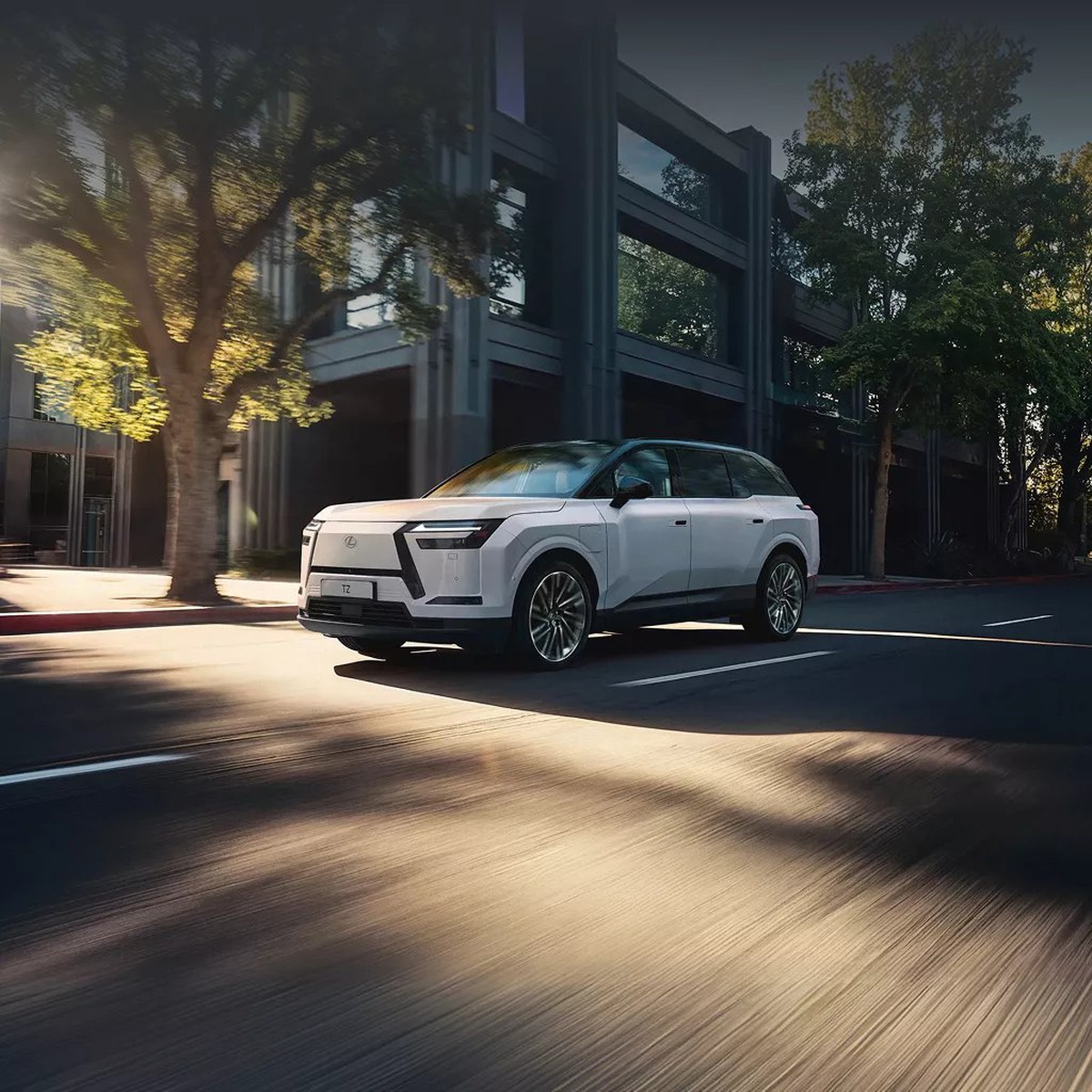 Lexus TZ на повороте городской дороги