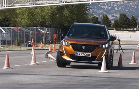 Видео: новый Peugeot 2008 сдал «лосиный тест» на скорости 70 км/ч