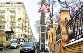 В Киеве начали устанавливать дорожный знак 1.40 «Смена покрытия»