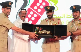 Аккуратных водителей ОАЭ наградили золотыми машинками 