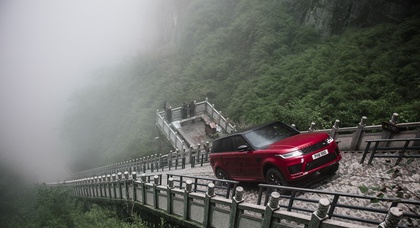 Range Rover Sport PHEV забрался на лестницу с 999 ступенями