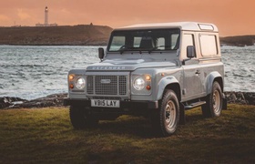 Полный привод и бутылка виски: классический Land Rover Defender возвращается с 30 восстановленными на заводе специальными версиями, каждая из которых стоит более $290 000