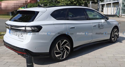 VW ID.7 Variant (2023): electric station wagon spotted on the road without camouflage