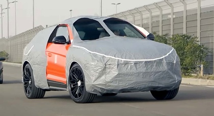 Le prototype de la Lamborghini Urus a été photographié avec un camouflage des plus étranges