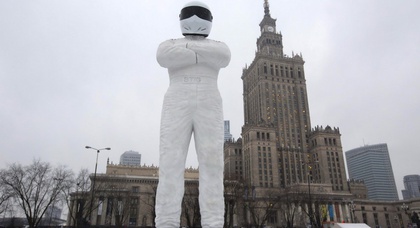 В Варшаве появилась девятиметровая статуя автогонщика из Top Gear