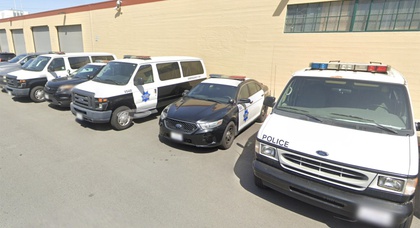 Polizeifahrzeuge von San Francisco, die vor dem Hauptquartier des SWAT-Teams von Katalysatoren befreit wurden