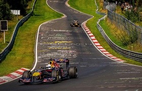 Sebastian Vettel fährt ein E-Fuel-Formel-1-Auto auf dem Nürburgring