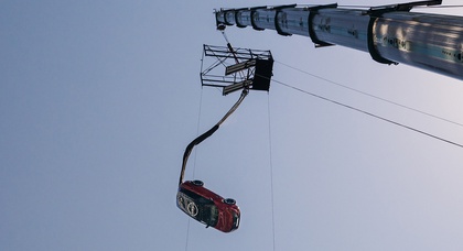 Nissan Qashqai bricht Guinness-Weltrekord für höchsten Bungee-Sprung mit einem Auto