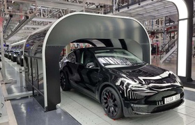 Завод Tesla Gigafactory у Німеччині починає виробництво Model Y з акумуляторною батареєю китайської BYD