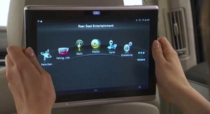 Audi представила новый планшет для задних пассажиров Q7 (видео)