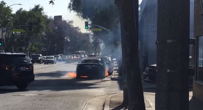 Tesla Model S загорелся во время движения