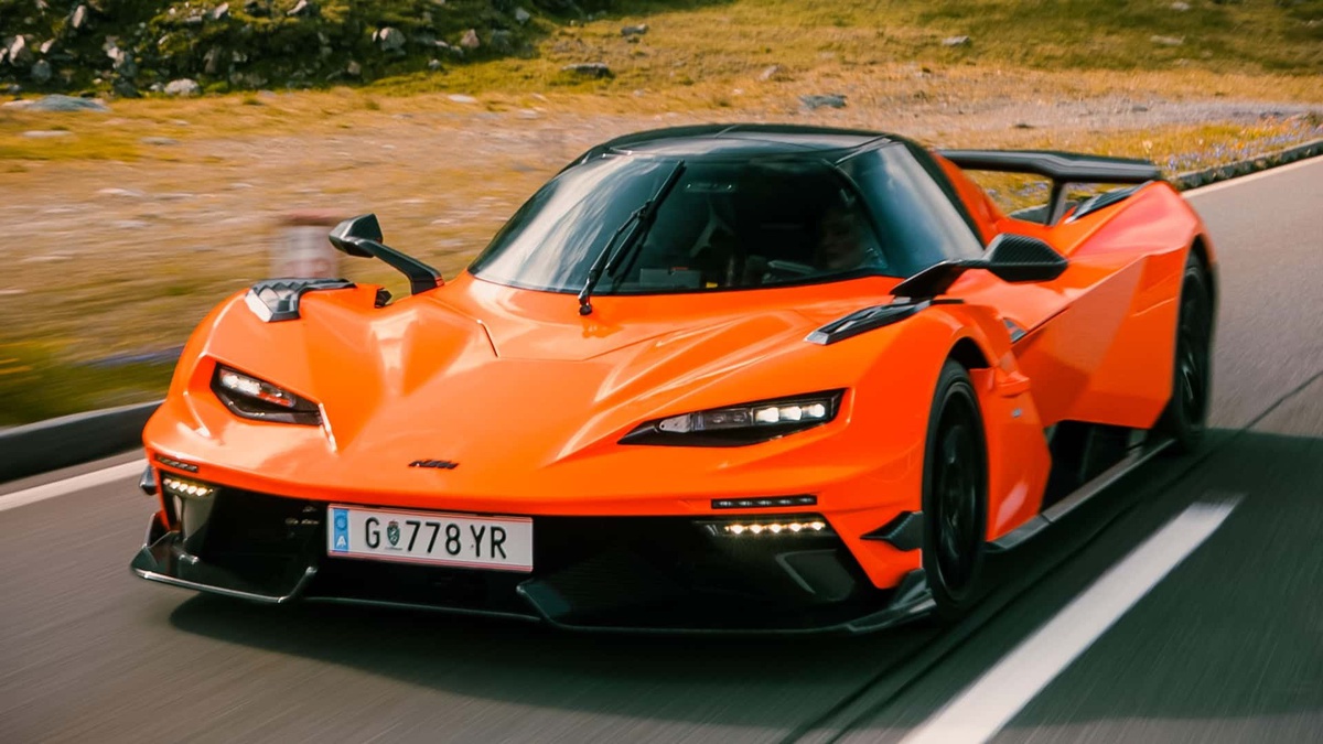 KTM X-Bow GT-XA в движении, вид спереди