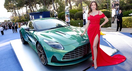 La première Aston Martin DB12 vendue pour 1,6 million de dollars lors d'une vente aux enchères caritative