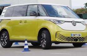 Volkswagen ID. Buzz impressionne dans le test de l'élan et le slalom, montrant une tenue de route sportive pour une fourgonnette électrique