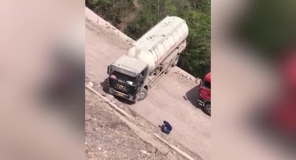 Посмотрите как водитель автоцистерны развернулся на краю обрыва