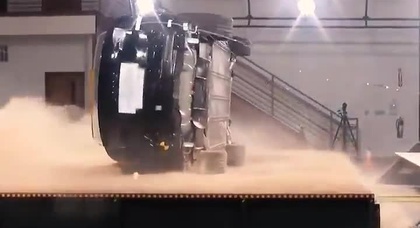 Tesla попыталась перевернуть Model X. Не получилось!