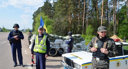 Вооружённые силовики досматривают автомобили на въездах в Киев 