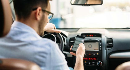 Neues Gesetz in Michigan macht das Halten eines Telefons beim Fahren illegal