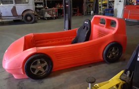Кен Блок превратил детскую кровать в настоящий автомобиль