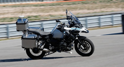 Видео: Мотоцикл BMW R 1200 GS самостоятельно ускоряется, тормозит и поворачивает