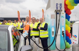 TotalEnergies und H2point eröffnen in den Niederlanden eine neue Tankstelle für die Betankung mit Wasserstoff und das Aufladen eines batterieelektrischen Fahrzeugs