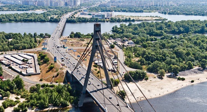 В Киеве ограничат движение сразу на двух мостах