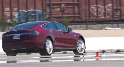Tesla Model S показал класс на тестах (видео)