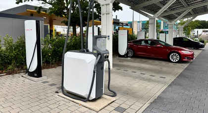 Tesla почала встановлювати пилососи біля зарядних станцій Supercharger