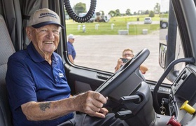 Легендарный дальнобойщик из Канады вышел на пенсию в возрасте 90 лет