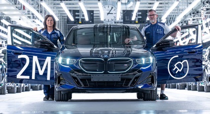 BMW выпустила 2-миллионный электромобиль: юбилейный i5 съехал с конвейера в Дингольфинге