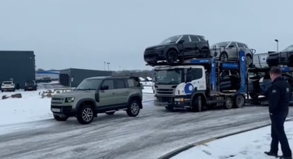 Видео: Land Rover Defender вытащил с обледеневшей дороги автовоз с другими Land Rover